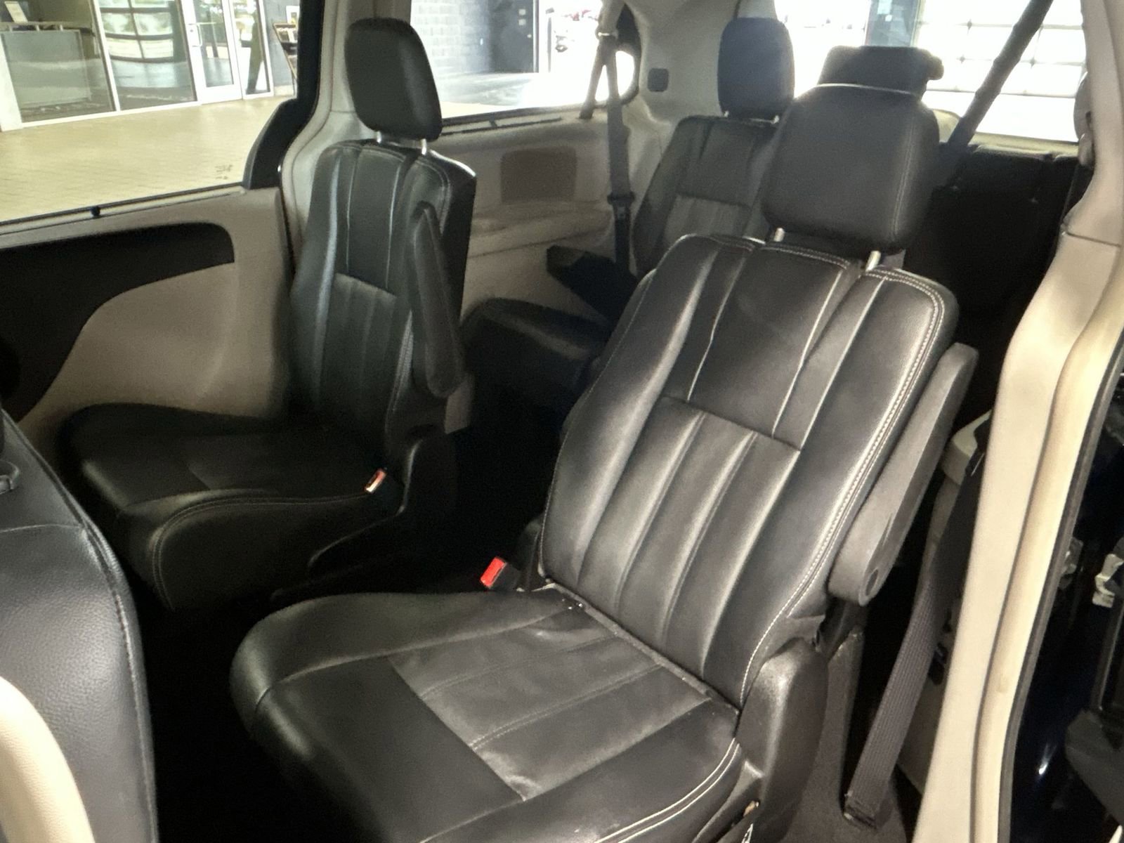 Used 2016 Chrysler Town & Country Touring w/ Driver Convenience Group FWD image 26