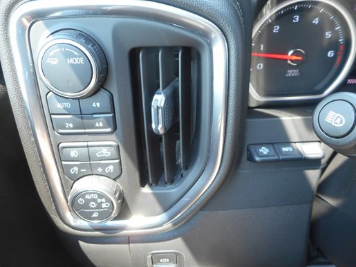 Used 2022 Chevrolet Silverado 1500 High Country w/ Technology Package image 9