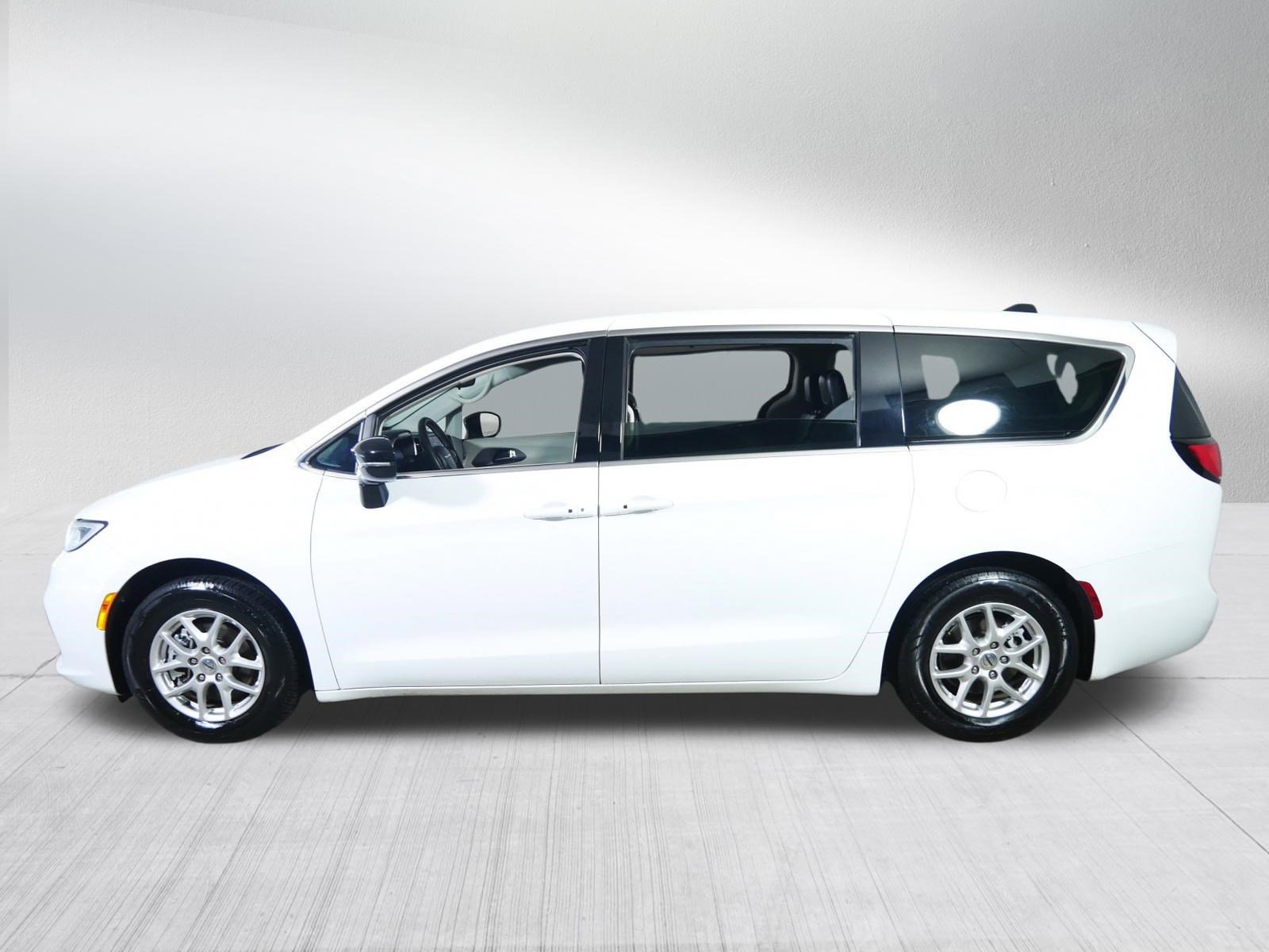 Used 2024 Chrysler Pacifica Touring-L image 4