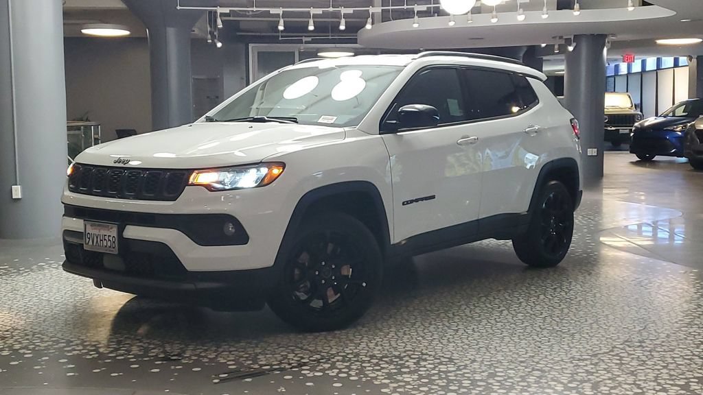 Used 2026 Jeep Compass Latitude AWD/4WD image 32