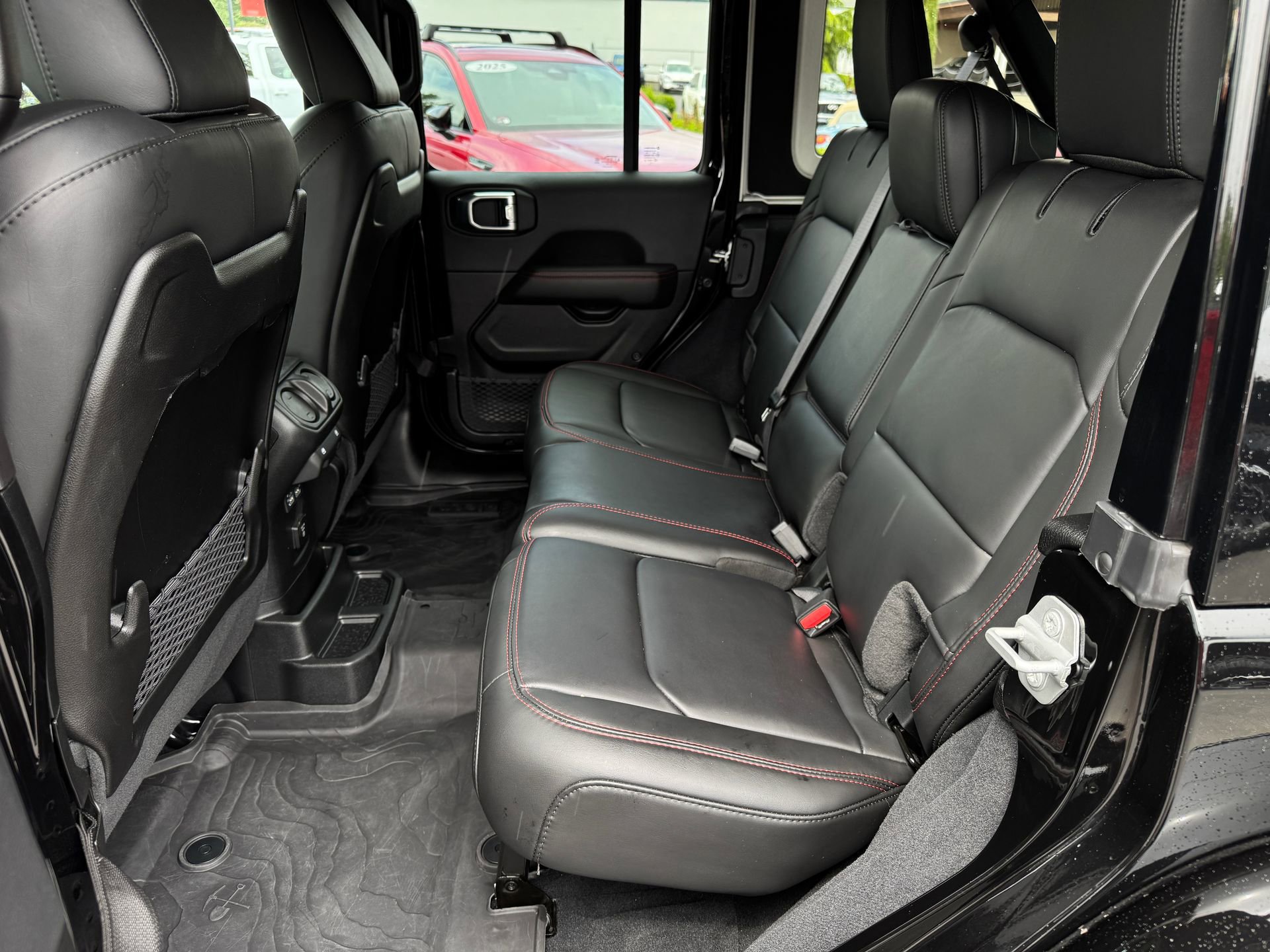 Used 2024 Jeep Wrangler Unlimited Rubicon AWD/4WD image 26