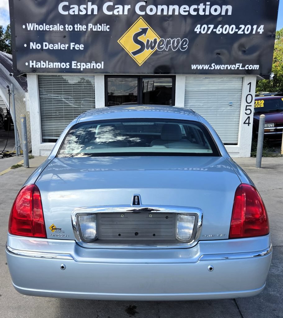 Used 2005 Lincoln Town Car Signature RWD image 12