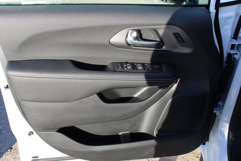 New 2026 Chrysler Pacifica Select image 9