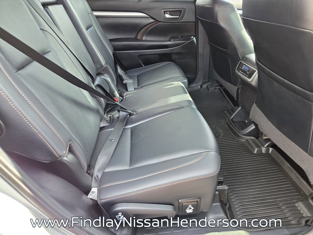 Used 2019 Toyota Highlander XLE AWD/4WD image 17