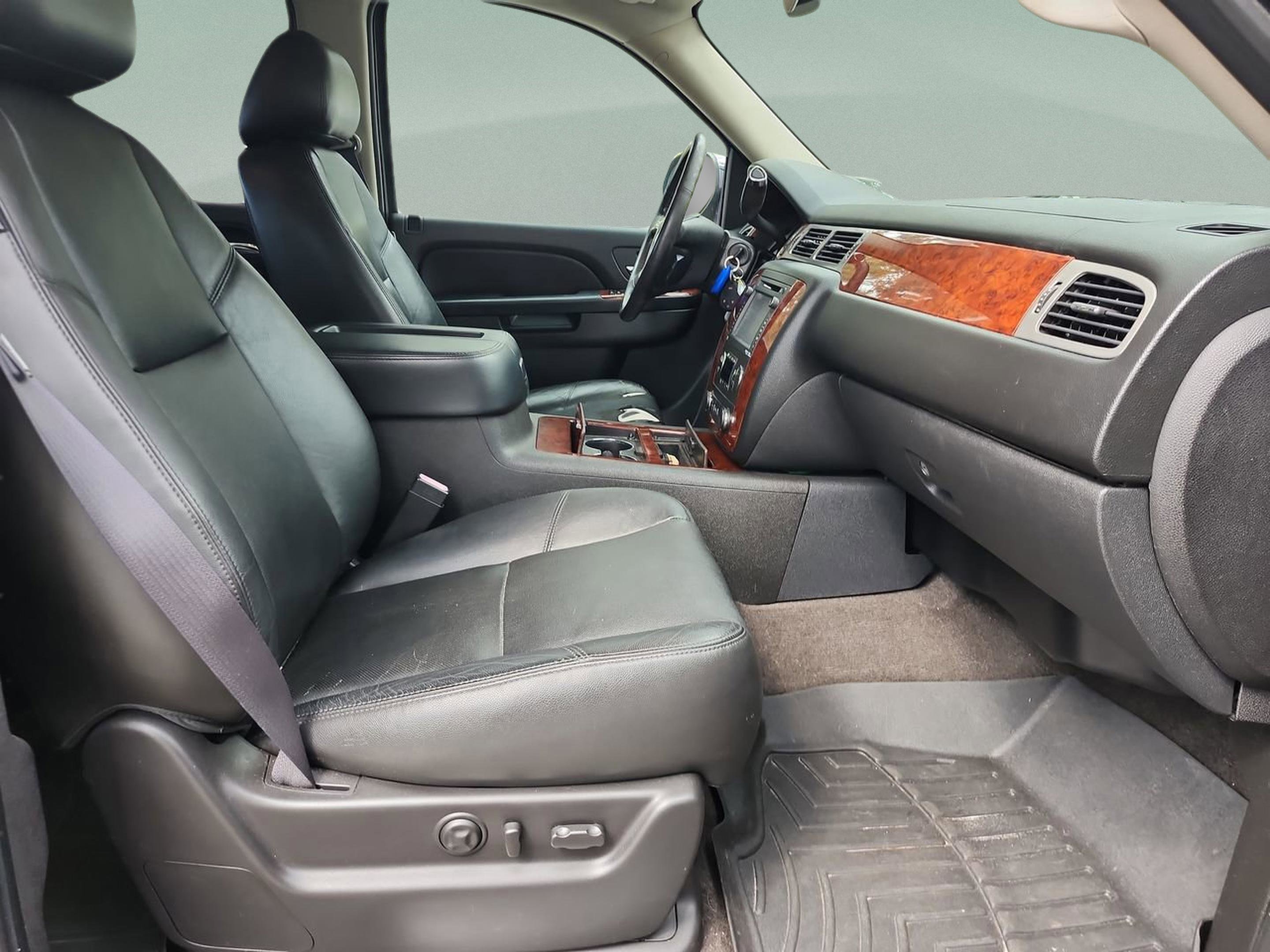 Used 2013 Chevrolet Avalanche LTZ image 18