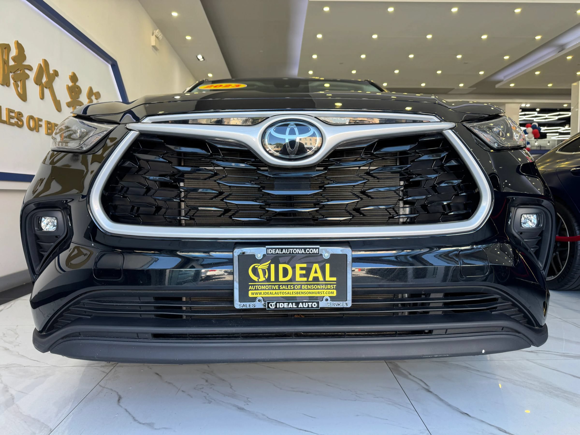 Used 2023 Toyota Highlander LE AWD/4WD image 3