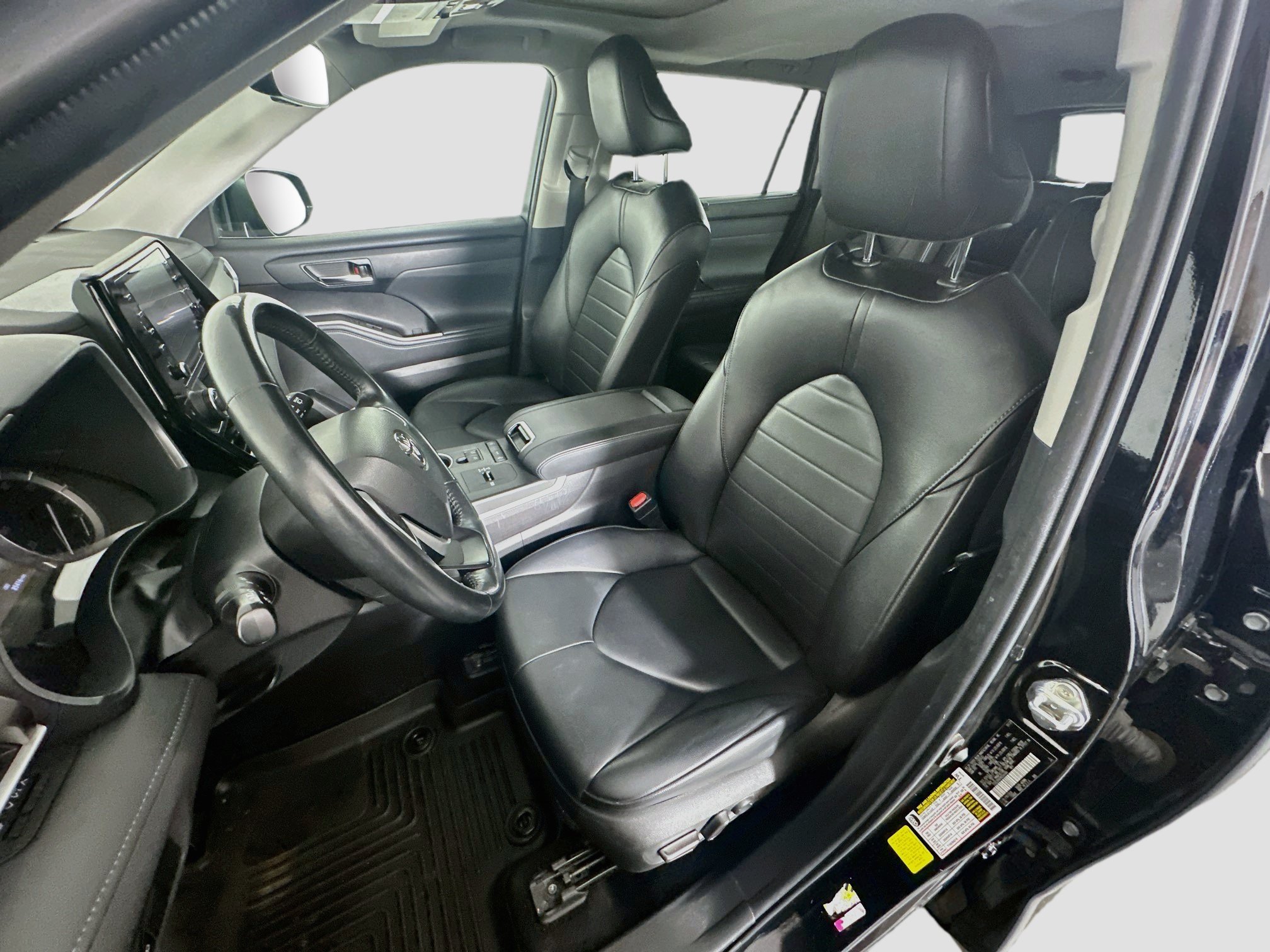 Used 2022 Toyota Highlander XLE FWD image 13