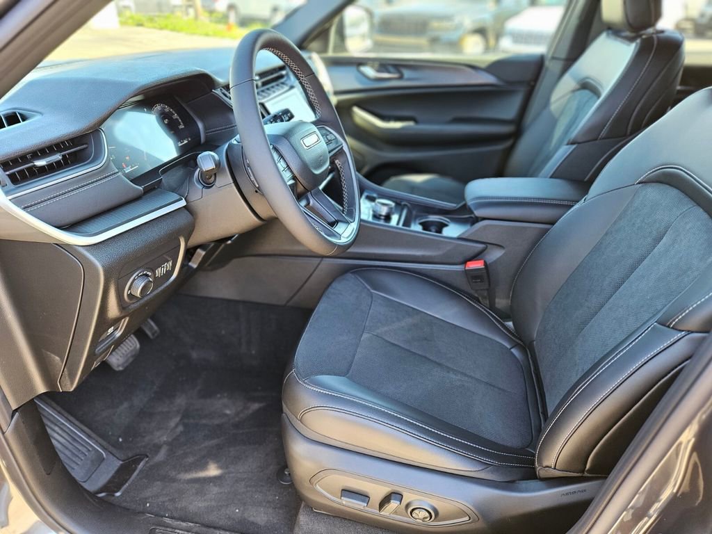 New 2025 Jeep Grand Cherokee Altitude image 17