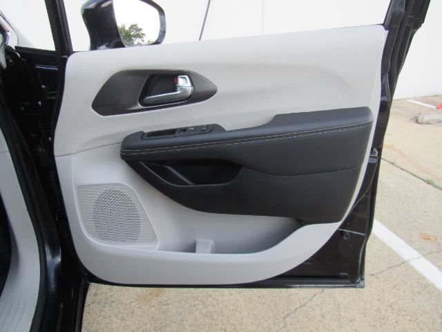 Used 2024 Chrysler Pacifica Touring-L FWD image 20