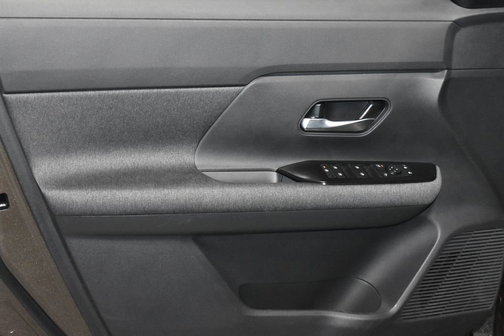 Certified 2025 Nissan Kicks SV FWD image 4