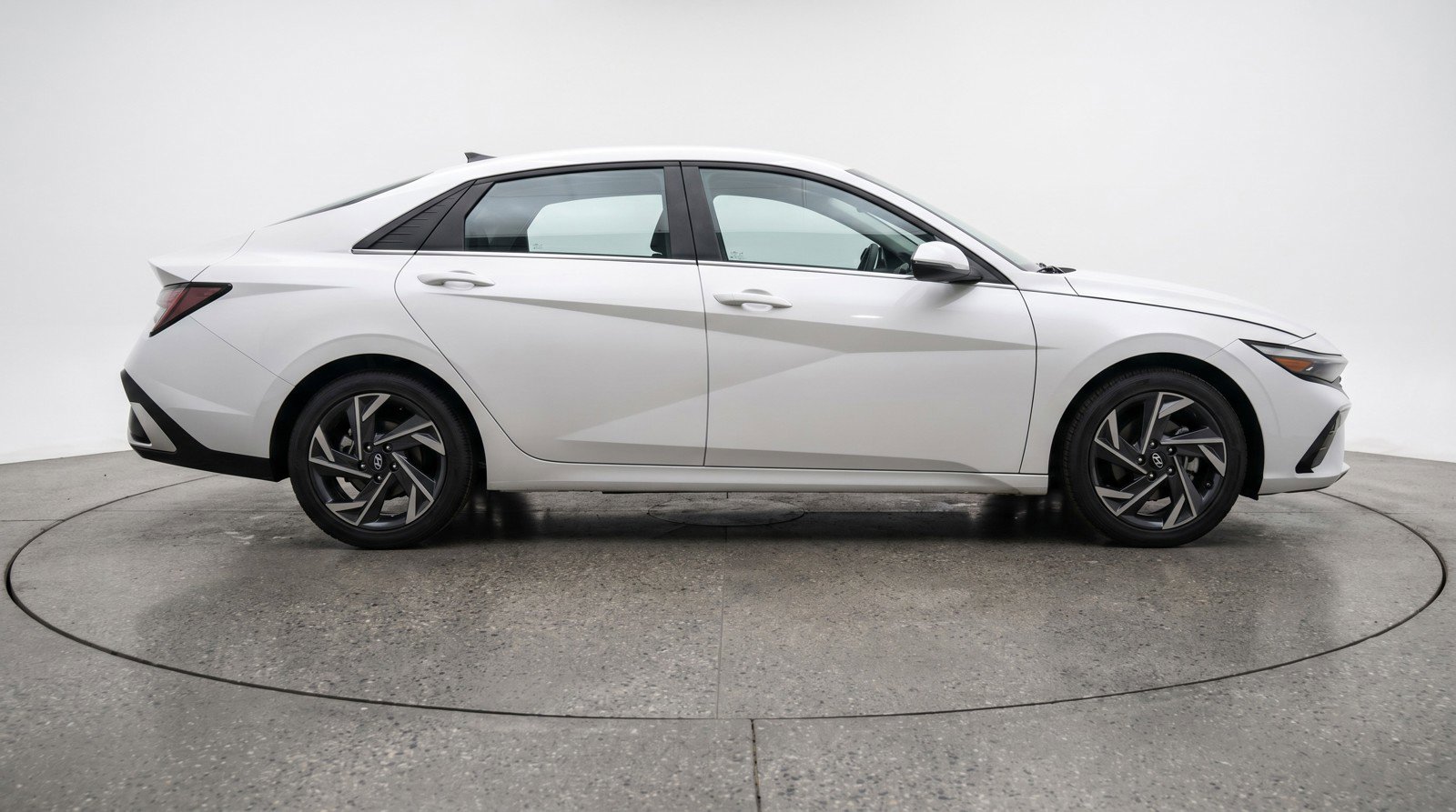 Used 2025 Hyundai Elantra Limited FWD image 9
