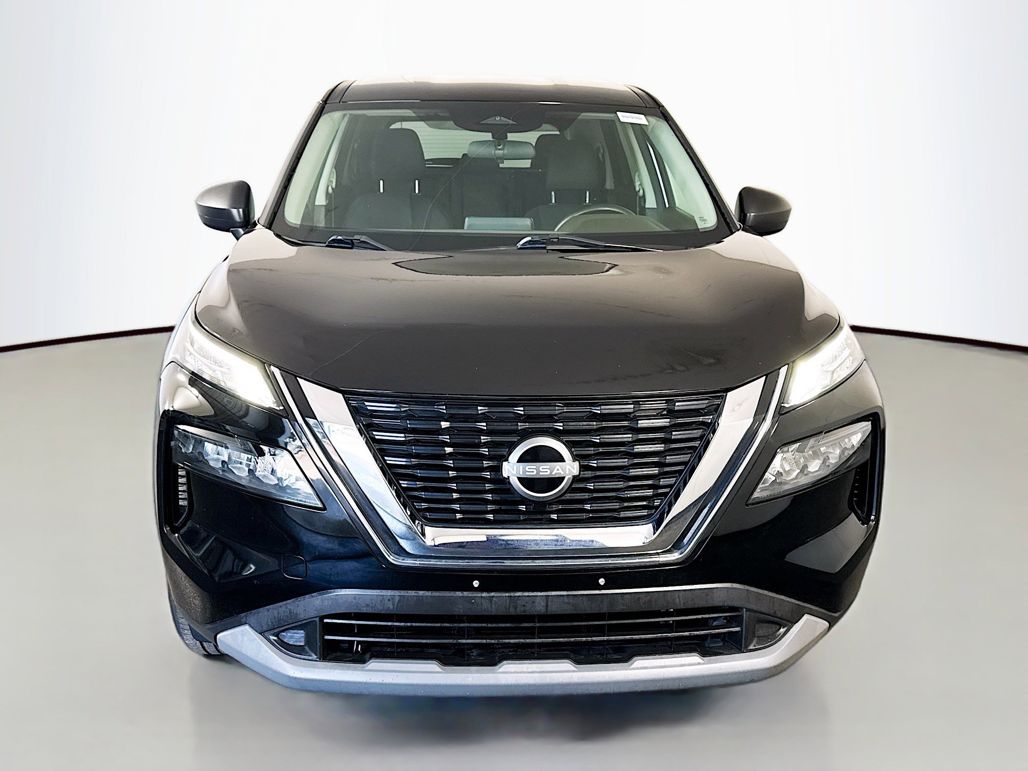 Used 2023 Nissan Rogue S image 2