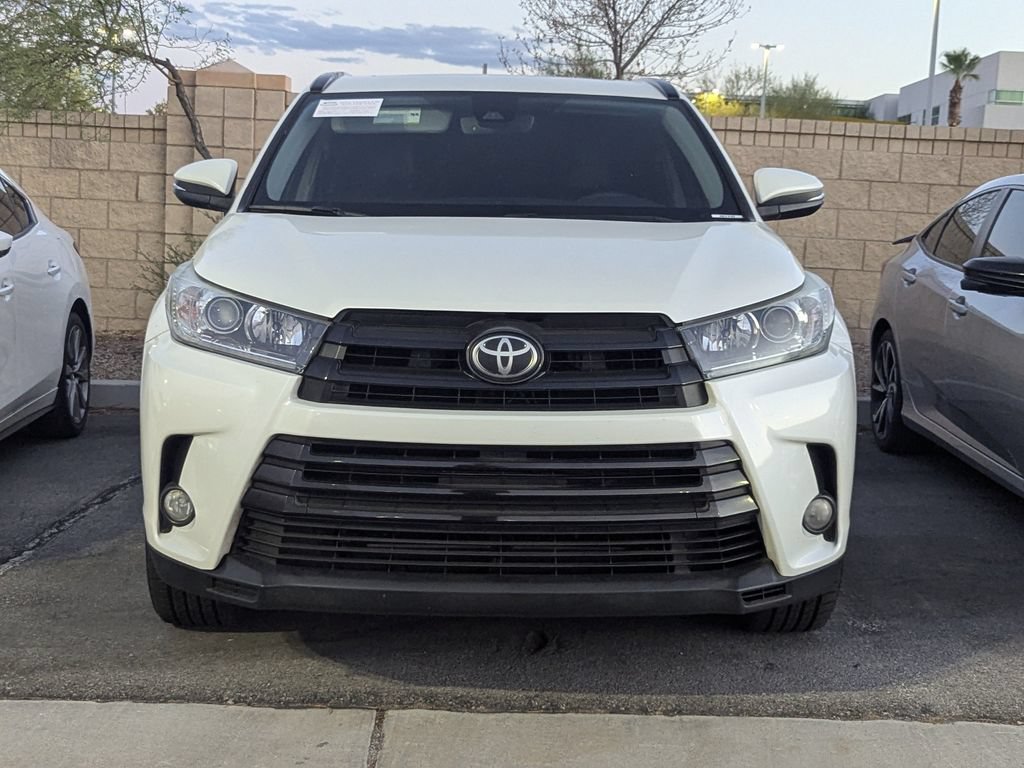 Used 2017 Toyota Highlander SE FWD image 2
