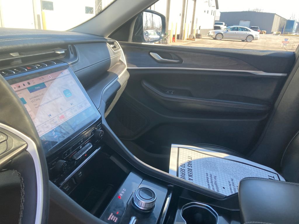 Used 2023 Jeep Grand Cherokee Limited image 16