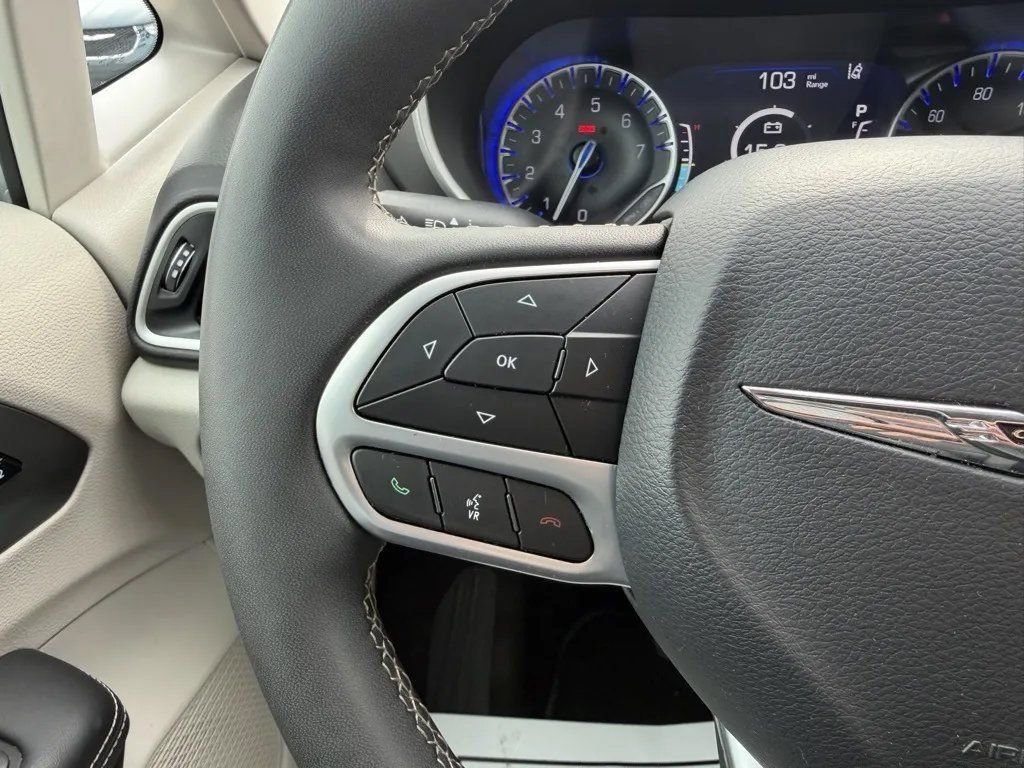 Used 2024 Chrysler Pacifica Touring-L FWD image 16