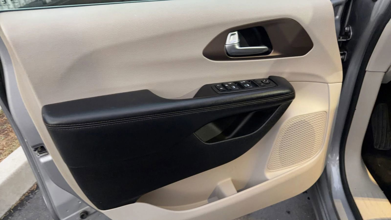 Used 2018 Chrysler Pacifica Touring-L image 14