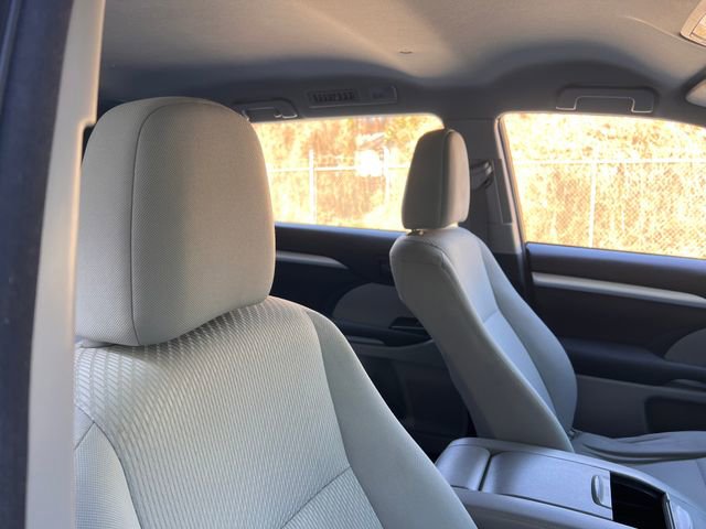 Used 2016 Toyota Highlander LE image 28