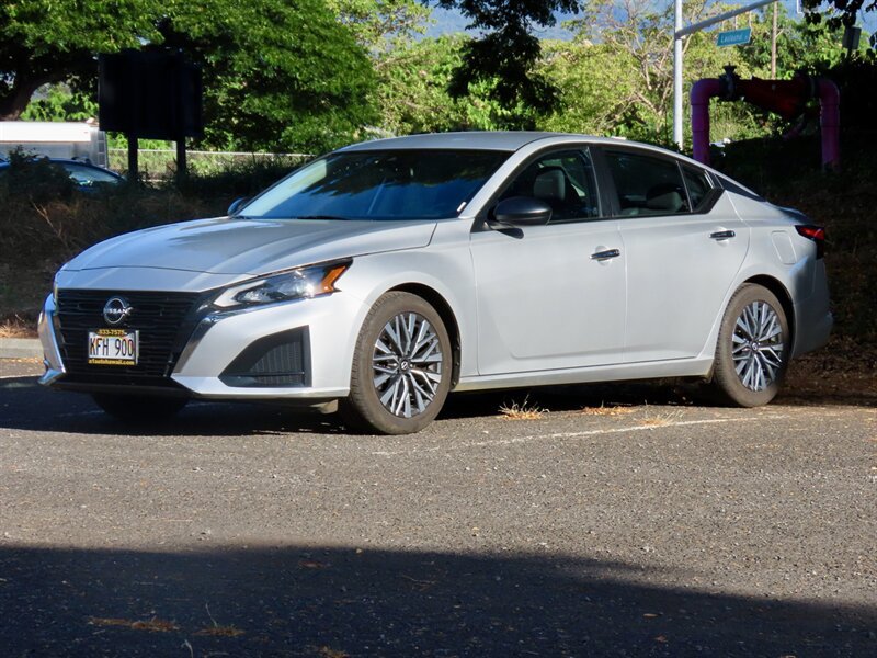 Used 2024 Nissan Altima 2.5 SV FWD image 2