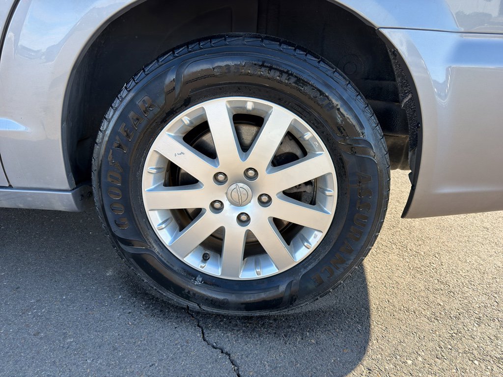 Used 2014 Chrysler Town & Country Touring image 9