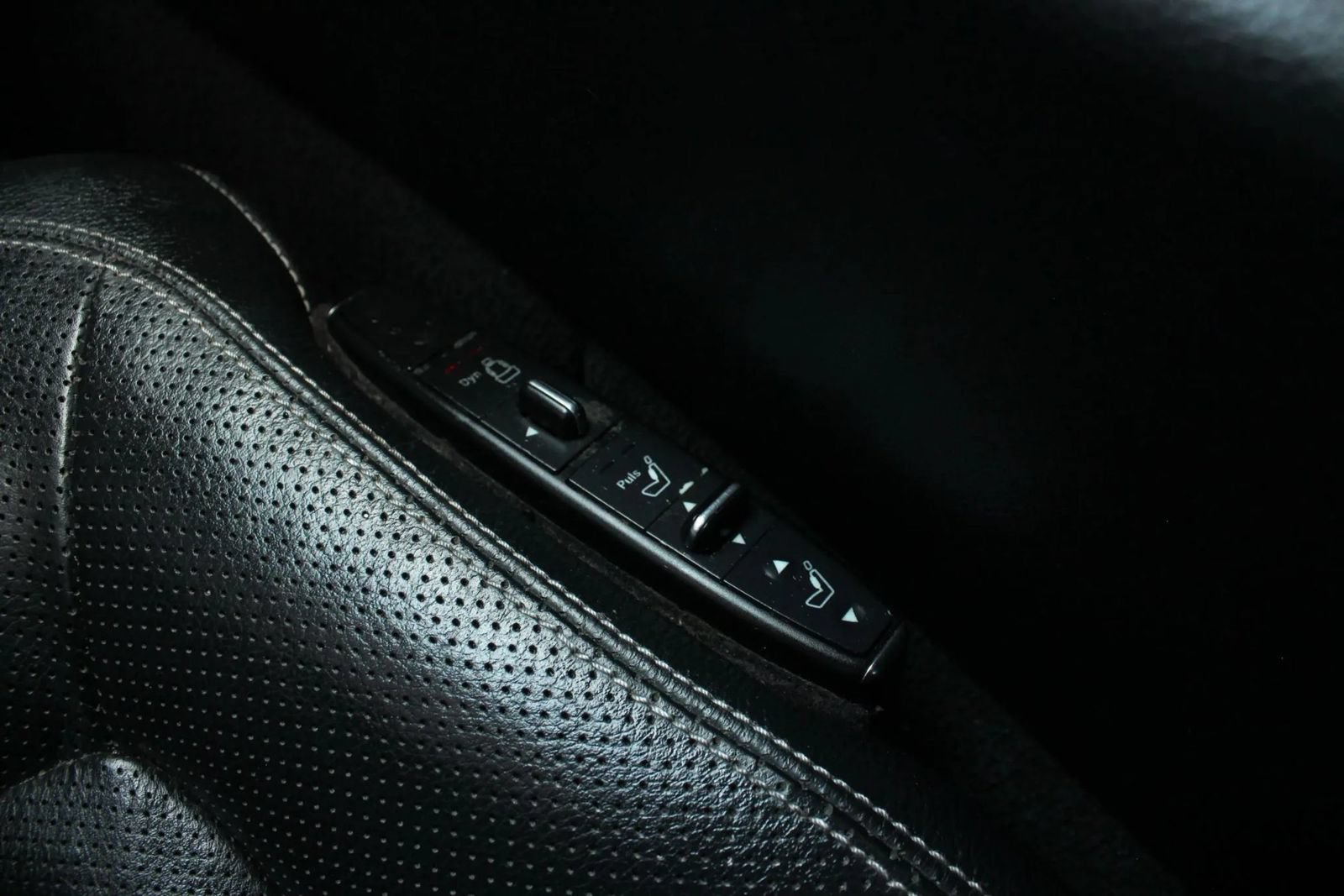 Used 2013 Mercedes-Benz CLS 550 w/ Premium I Pkg image 38