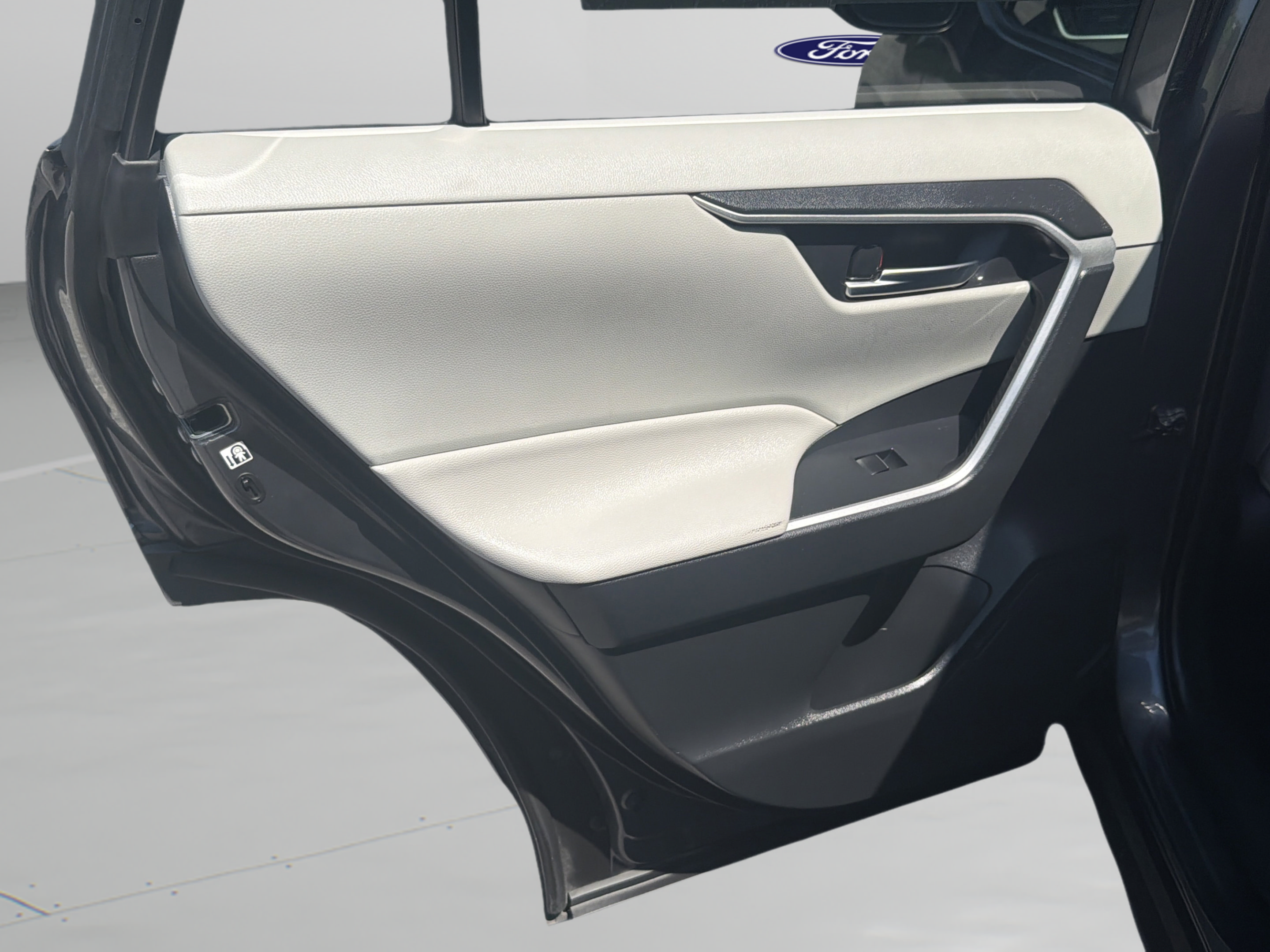 Used 2019 Toyota RAV4 XLE Premium FWD image 21