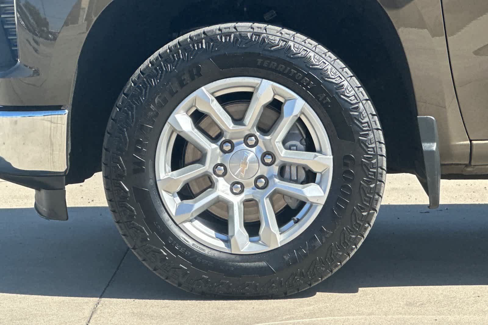 Used 2024 Chevrolet Silverado 1500 LT AWD/4WD image 25