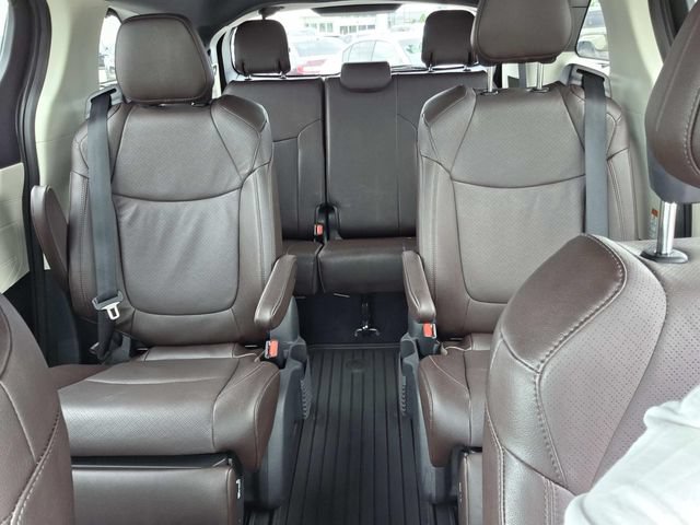 Used 2023 Toyota Sienna Platinum FWD image 21