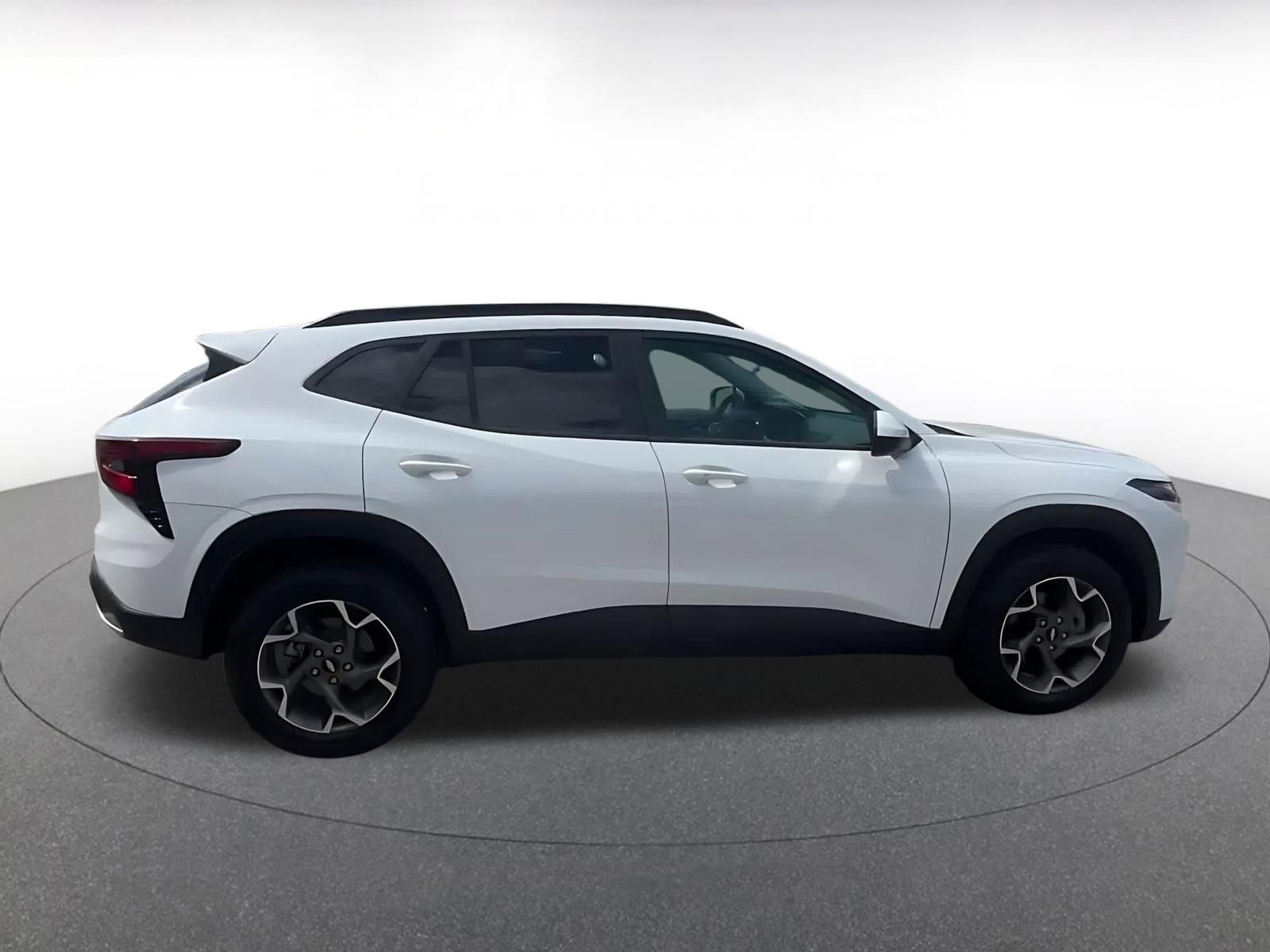 Used 2025 Chevrolet Trax LT w/ LT Convenience Package image 16