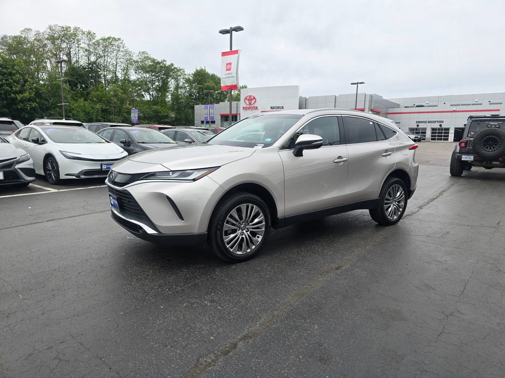 Used 2024 Toyota Venza XLE AWD/4WD image 3