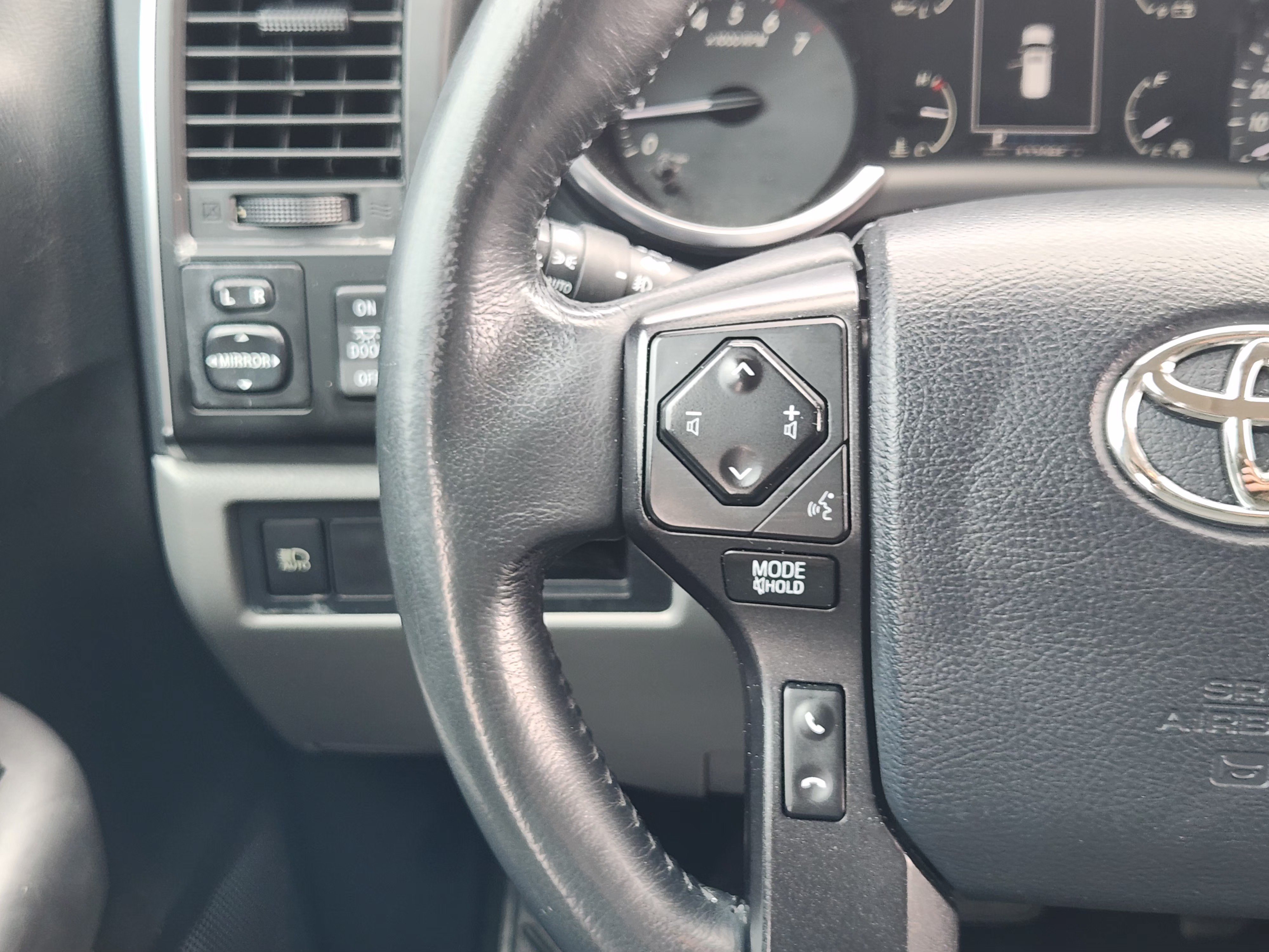 Used 2018 Toyota Sequoia SR5 RWD image 27