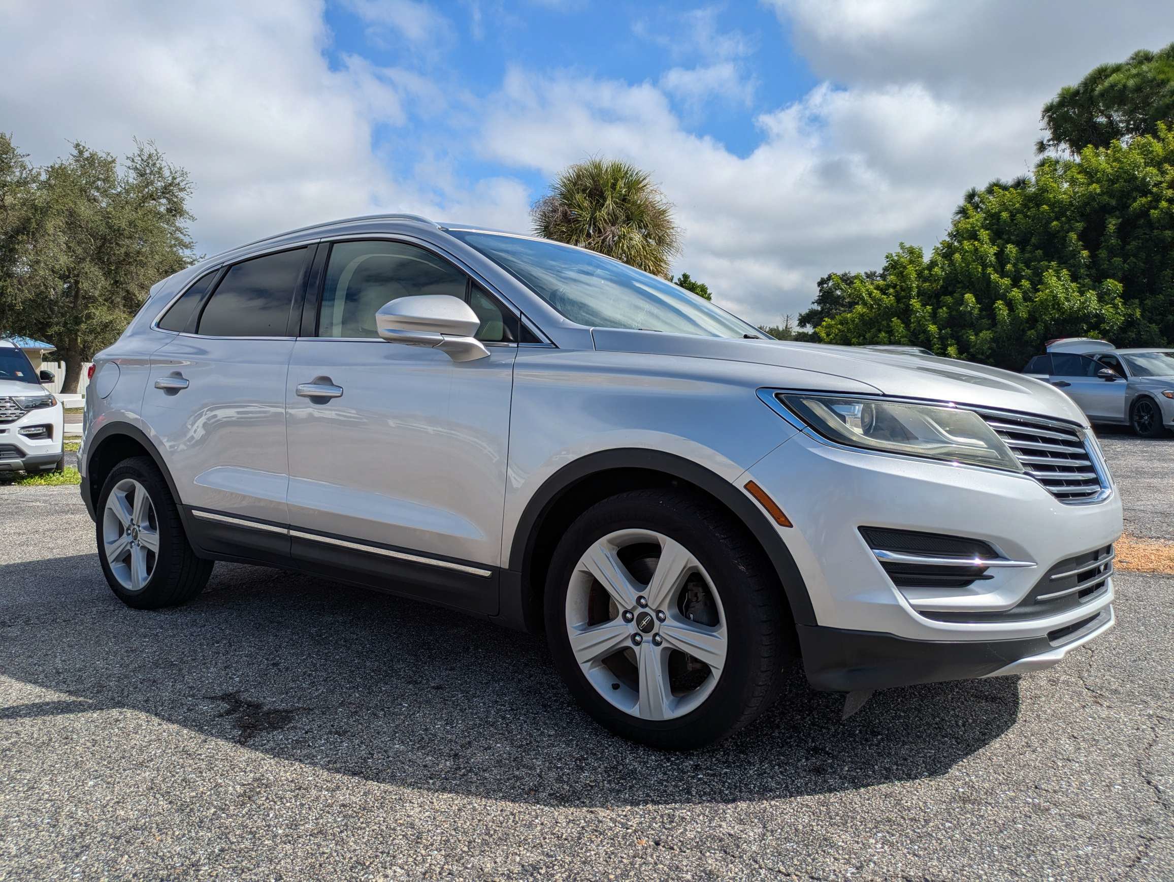 Used 2017 Lincoln MKC Premiere FWD image 2