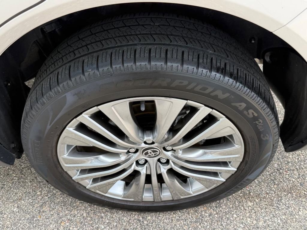 Used 2023 Toyota Venza XLE AWD/4WD image 12