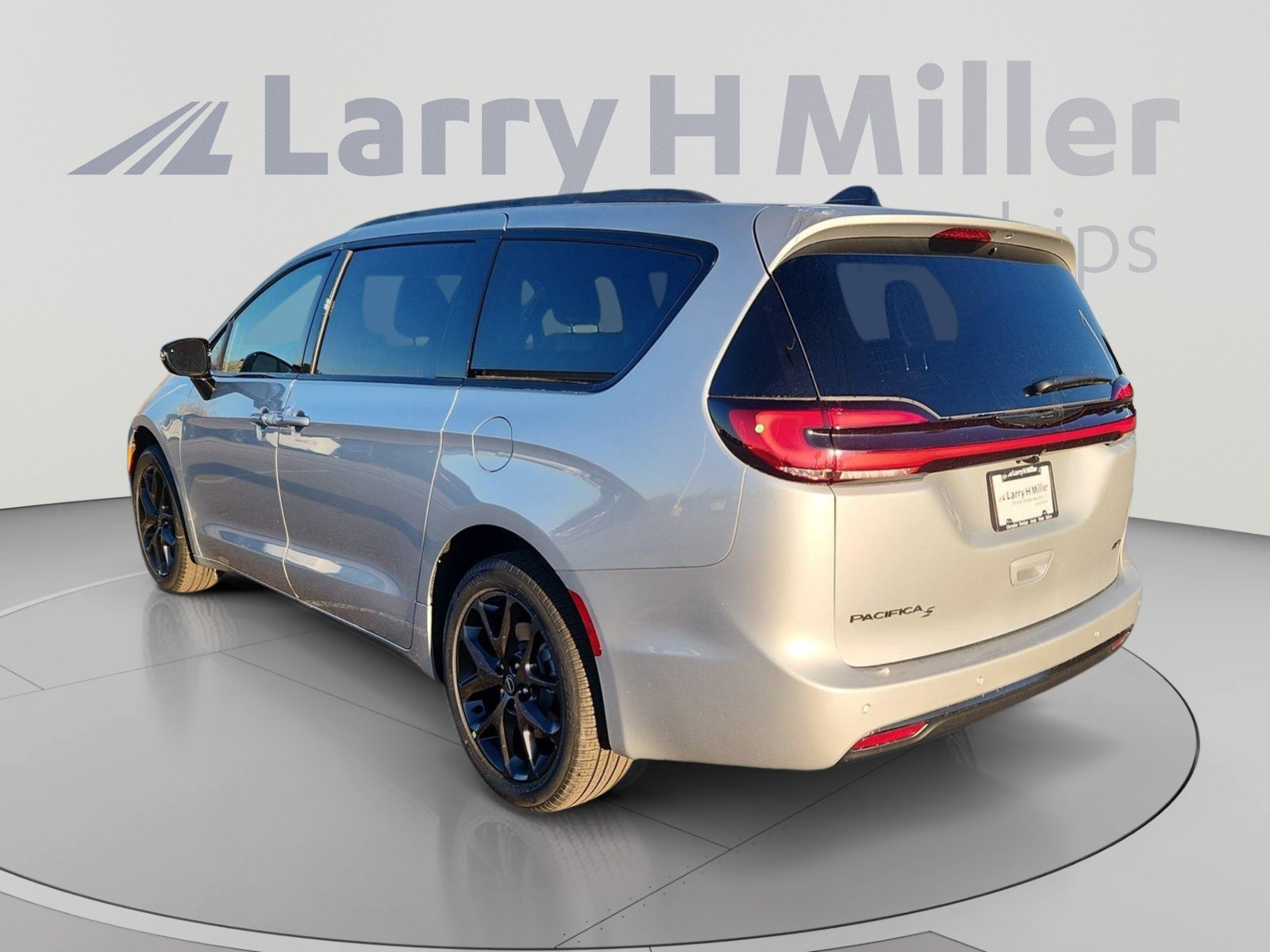New 2026 Chrysler Pacifica Select w/ S Appearance Package AWD/4WD image 4