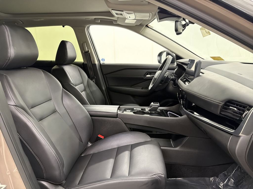 Certified 2025 Nissan Rogue SL w/ Tech Package FWD image 20