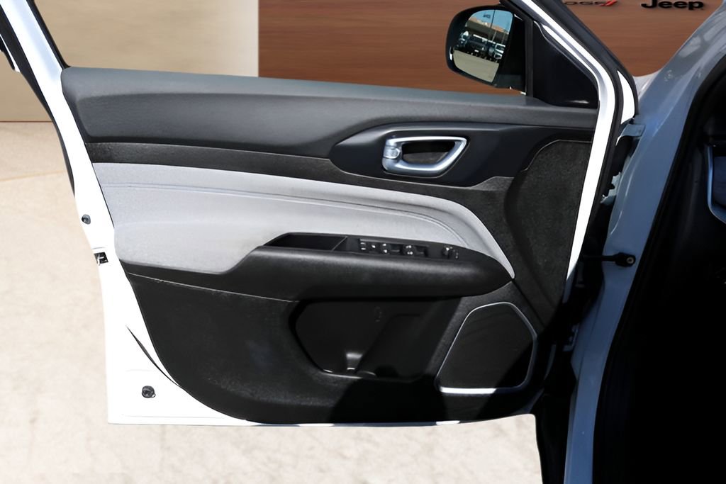 Used 2025 Jeep Compass Latitude image 10