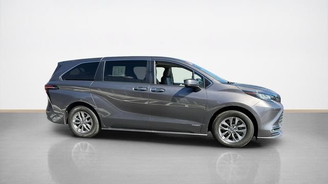 Used 2021 Toyota Sienna XLE FWD video 2