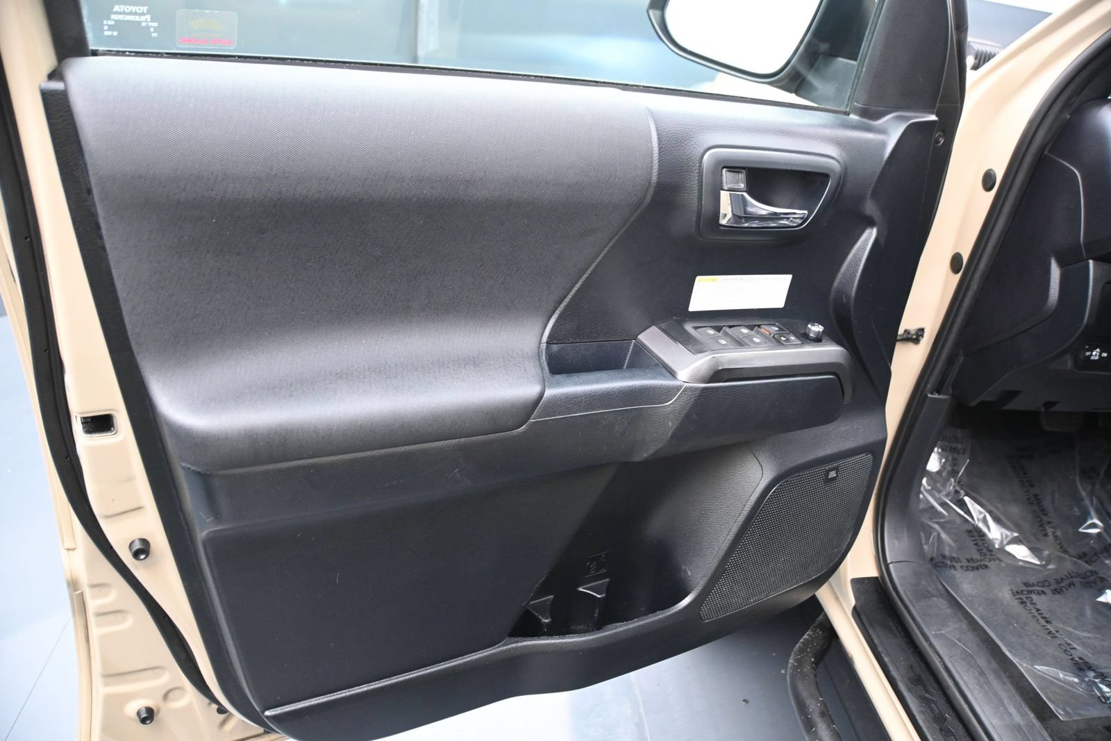 Used 2016 Toyota Tacoma TRD Off-Road AWD/4WD image 17