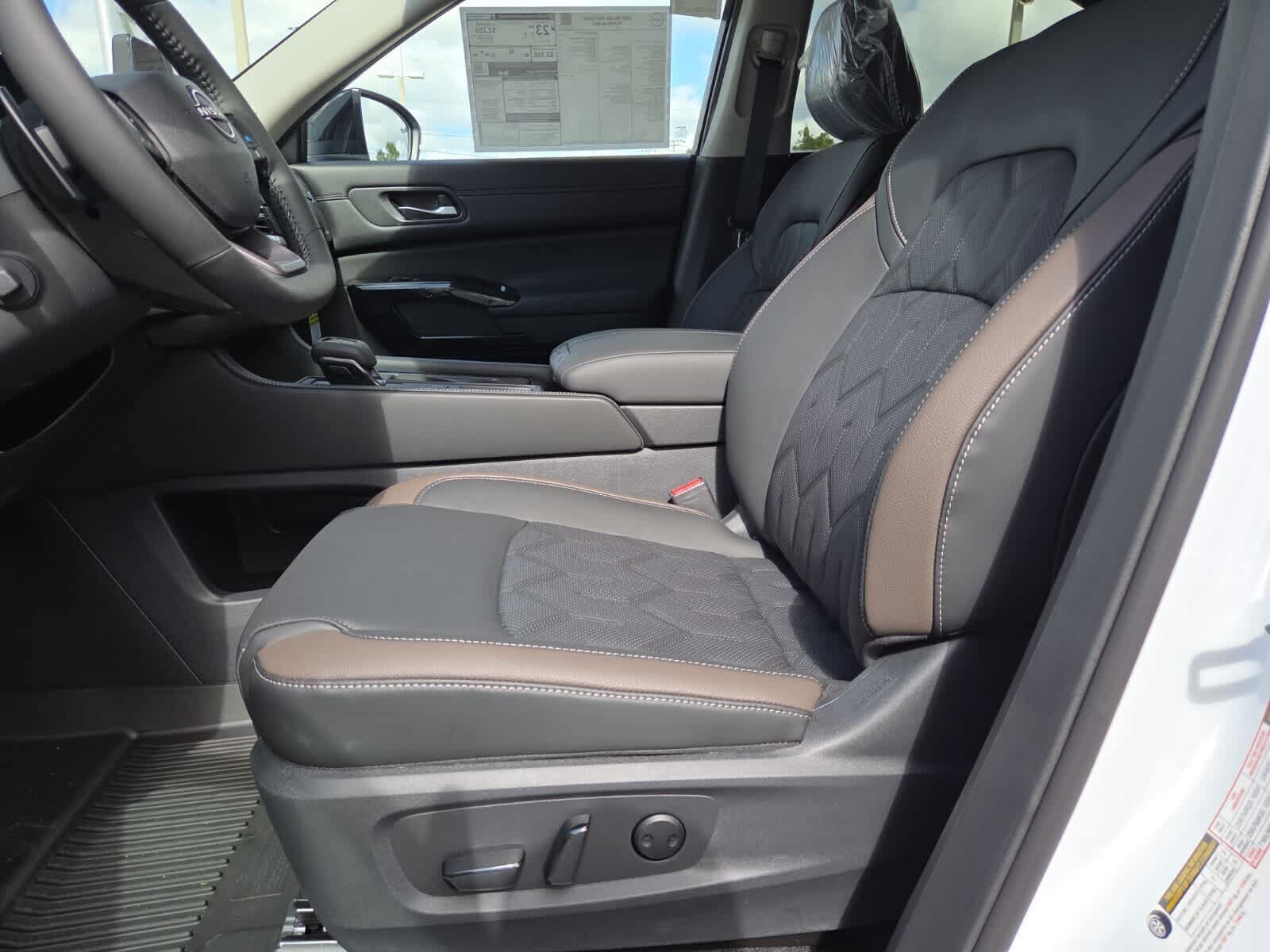 New 2026 Nissan Pathfinder Platinum FWD image 4