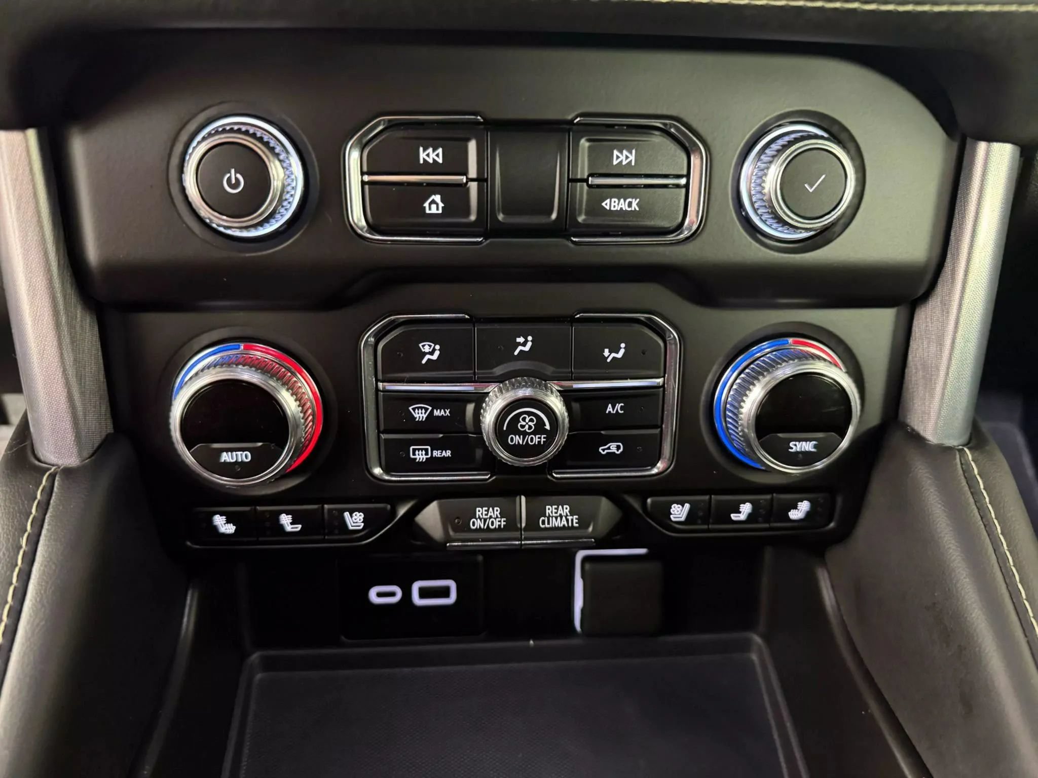 Used 2023 GMC Yukon SLT w/ SLT Luxury Package AWD/4WD image 23