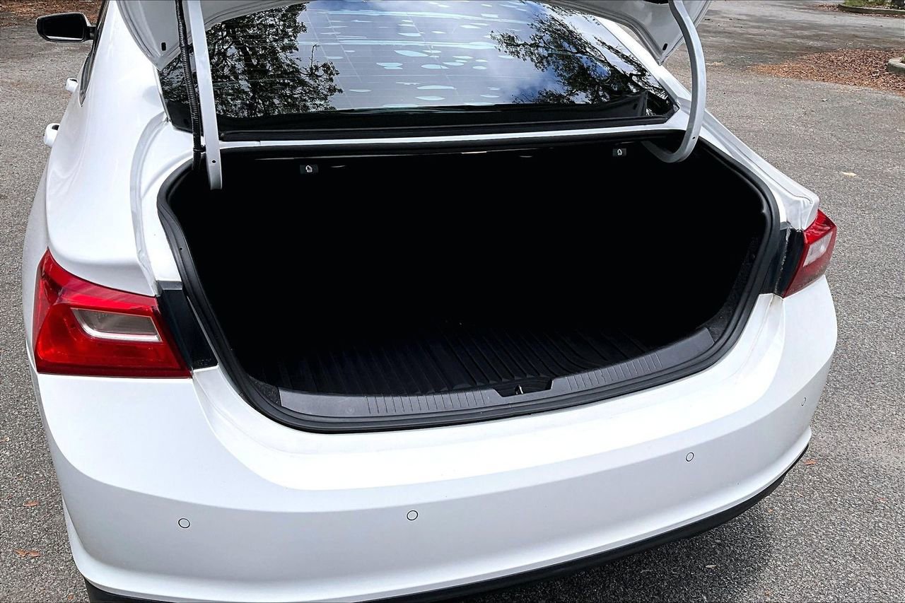 Used 2018 Chevrolet Malibu LT w/ Leather Package FWD image 36
