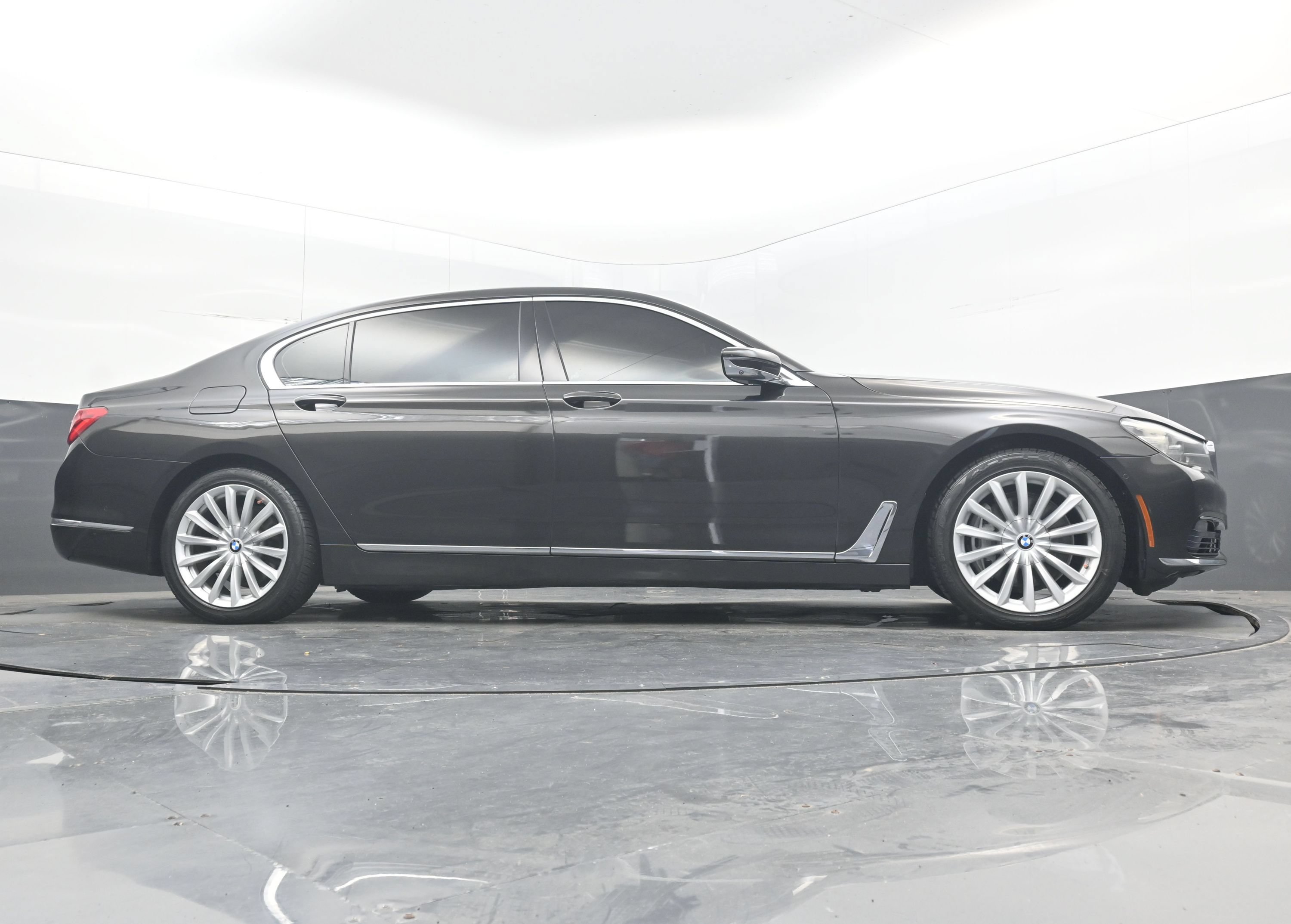 Used 2017 BMW 740i xDrive AWD/4WD image 23