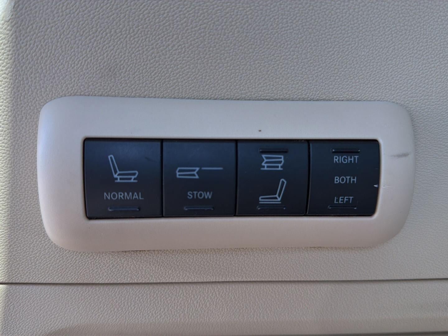 Used 2010 Chrysler Town & Country Limited w/ Entertainment Group #3 FWD image 10