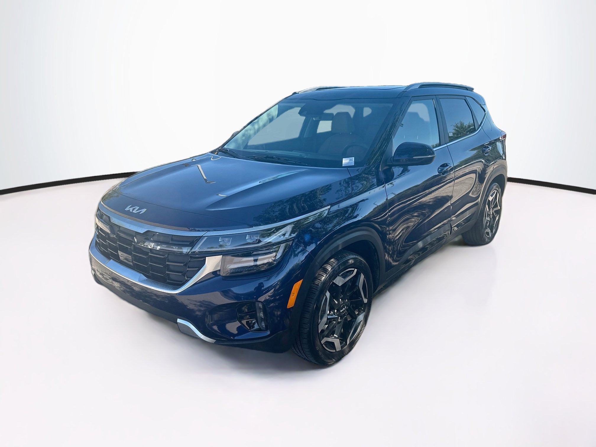Used 2024 Kia Seltos SX w/ SX Sunroof Package AWD/4WD image 3