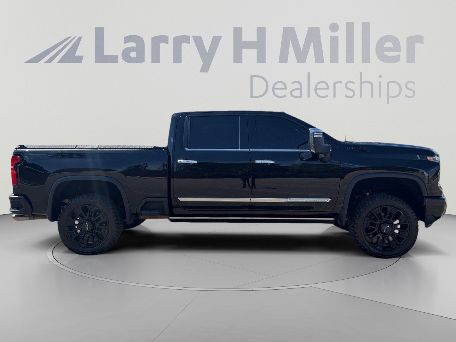 Used 2025 Chevrolet Silverado 2500 High Country w/ High Country Premium Package AWD/4WD image 7