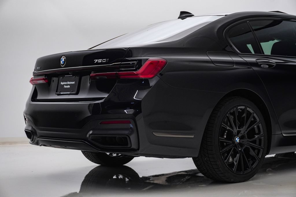 Used 2022 BMW 750i xDrive w/ Luxury Rear Seating Package AWD/4WD image 12