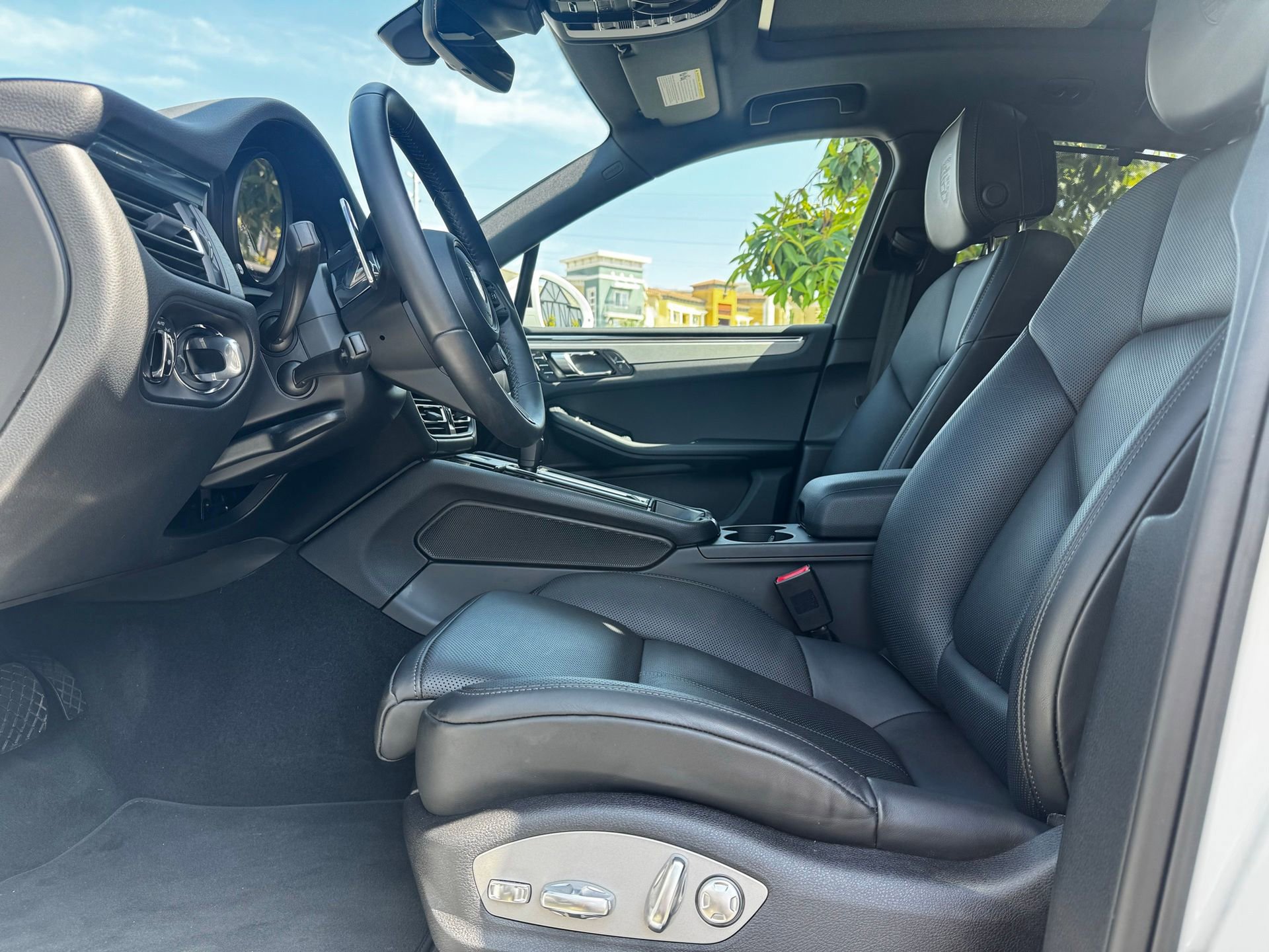 Used 2026 Porsche Macan AWD/4WD image 14