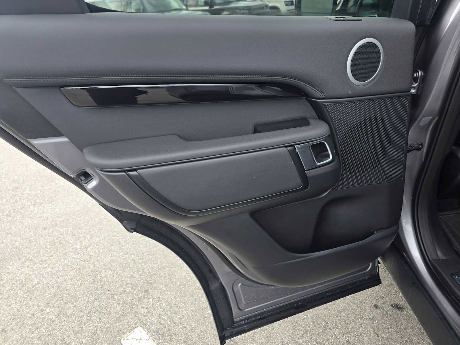 Used 2025 Land Rover Discovery S image 20