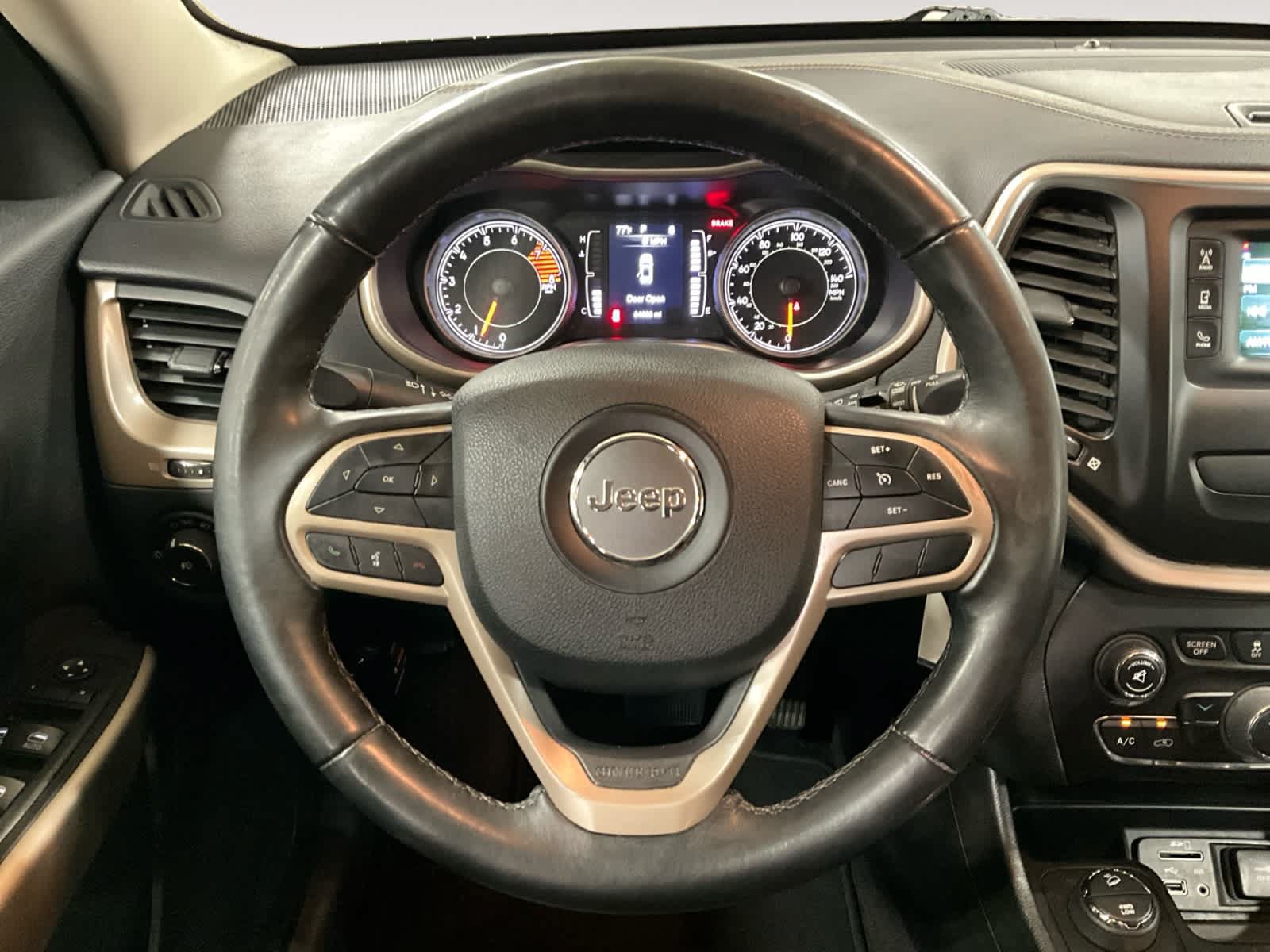 Used 2017 Jeep Cherokee Latitude AWD/4WD image 12