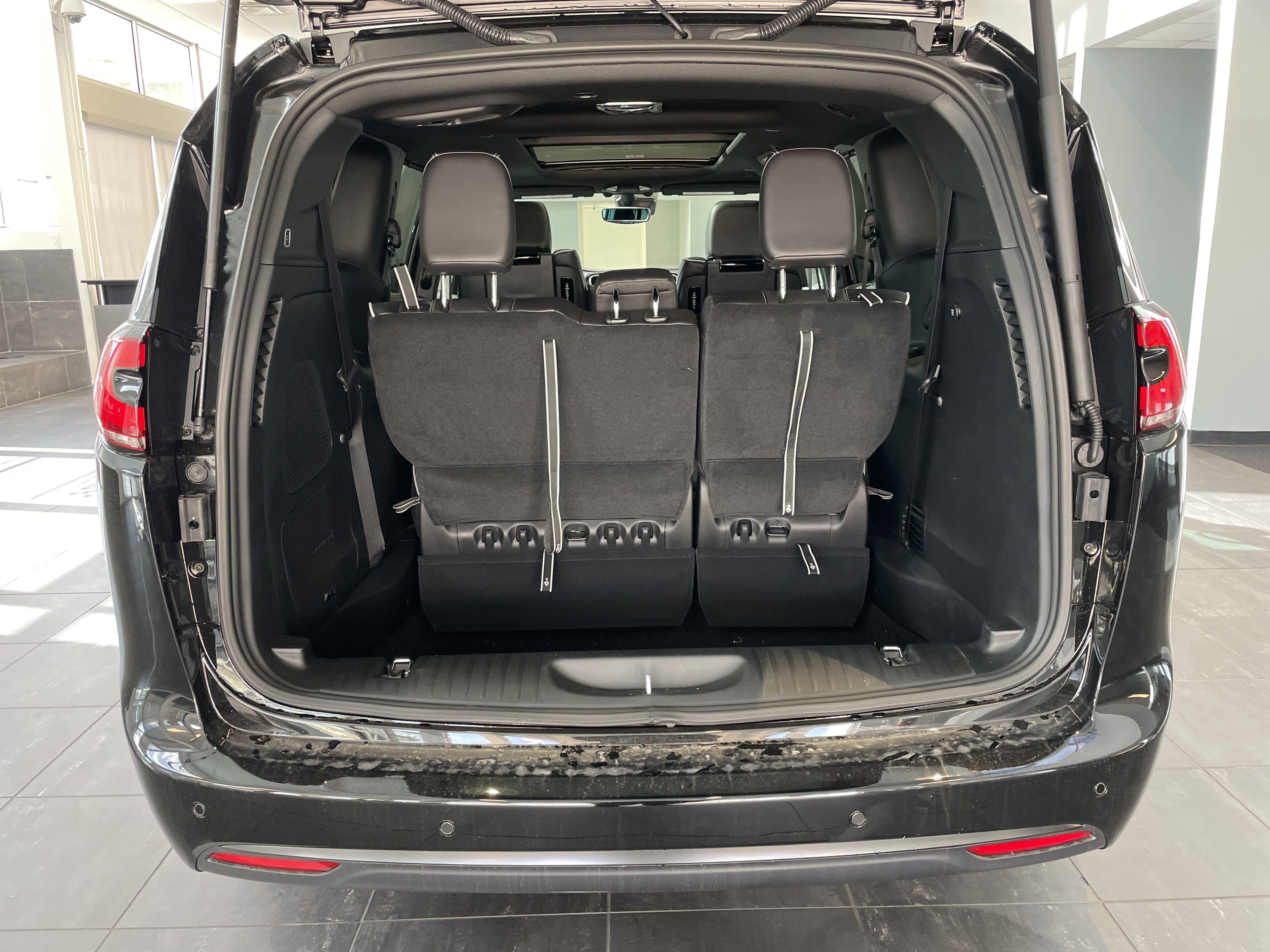 New 2026 Chrysler Pacifica Limited w/ Uconnect Theater Family Group FWD image 39
