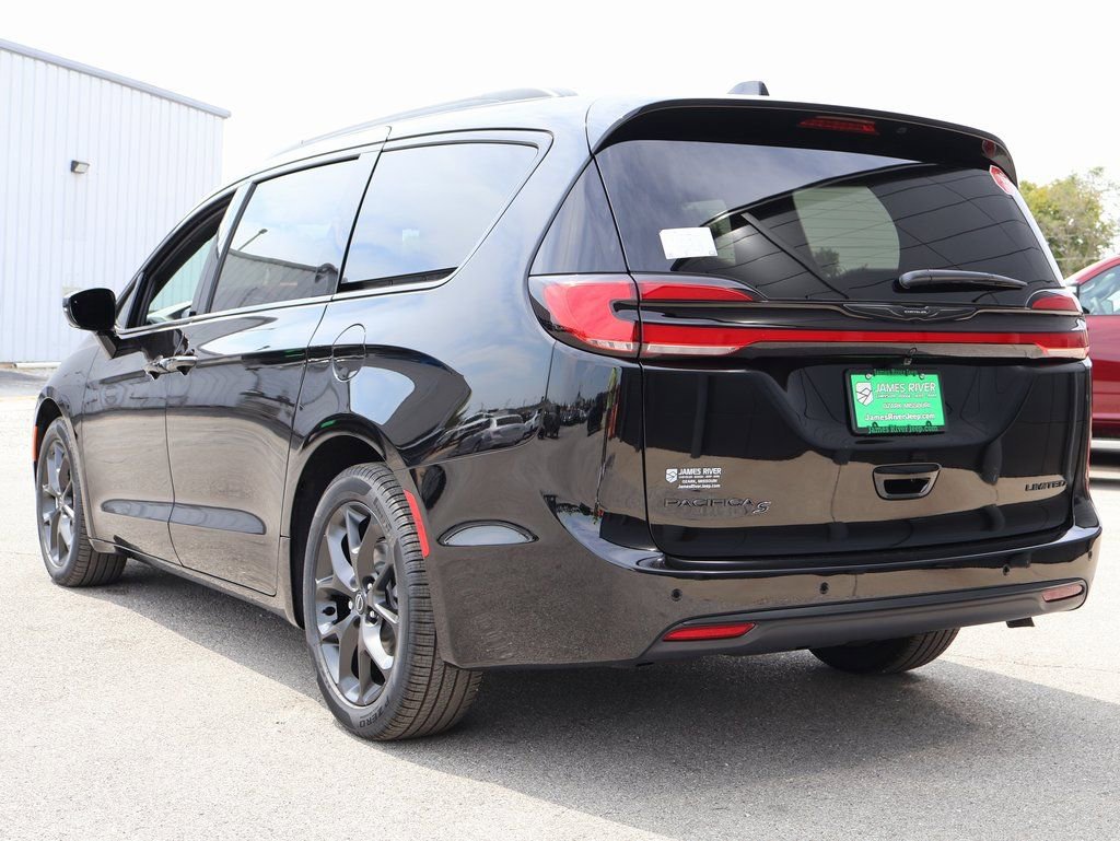 New 2026 Chrysler Pacifica Limited w/ S Appearance Package FWD image 3